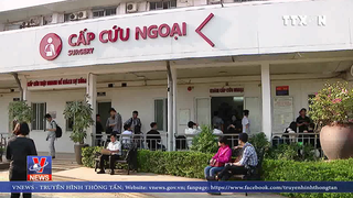 VIDEO sập vữa trần phòng học trường THPT Trần Nhân Tông, Hà Nội, 3 học sinh cấp cứu