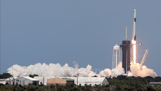 SpaceX phóng tàu vũ trụ lịch sử Crew Dragon