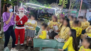 Hoa hậu Khánh Vân tặng quà Giáng sinh cho các em nhỏ tại ngôi nhà OBV