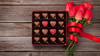 Valentine 14/2: Vì sao các cặp đôi tặng nhau hoa hồng và chocolate?