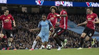 Man City 0-0 Man United: Mourinho 'dựng xe buýt', Fellaini bị đuổi, M.U vẫn... bất bại