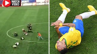 Cả chục người Mexico lăn đùng ra sân để chế nhạo Neymar