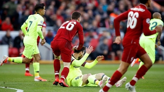 Liverpool 4-0 Barca: Fan Liverpool thích thú khi Robertson ấn đầu, dằn mặt Messi