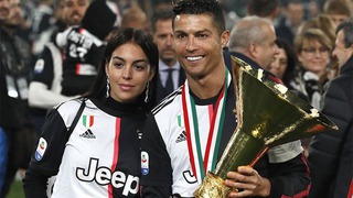 Ronaldo để cúp vô địch đập vào mặt con trai, va vào người bạn gái khi ăn mừng Scudetto