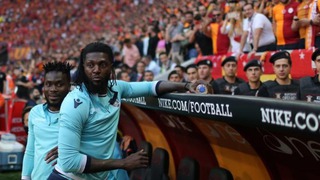 Adebayor bị thủ môn đối phương đẩy ngã trong trận đấu căng thẳng nhất giải Thổ Nhĩ Kỳ