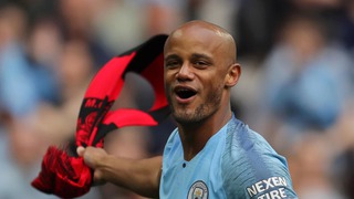 Vincent Kompany nhận tin 'sét đánh' sau thông báo rời Man City