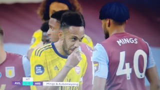 Aubameyang cười đùa với cầu thủ đối phương khiến Arsenal thủng lưới