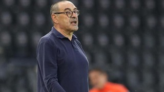 Juventus sa thải HLV Sarri sau khi bị loại khỏi Champions League