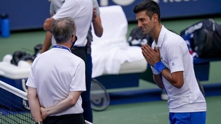 Djokovic nói gì khi bị loại vì lỗi hất bóng trúng mặt trọng tài dây ở US Open 2020?
