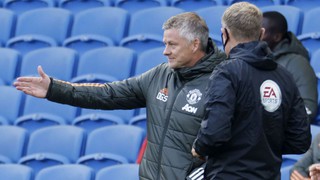 Solskjaer thừa nhận MU thắng may mắn, tranh thủ đá xoáy Mourinho