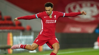 Trent Alexander-Arnold gây sốt với cú vô lê chuyền bóng chính xác tới từng centimet