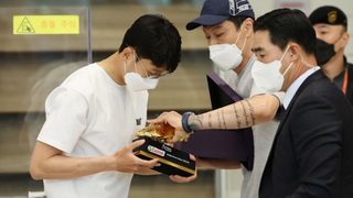 'Giày vàng' Son Heung-min được chào đón như người hùng khi trở về Hàn Quốc