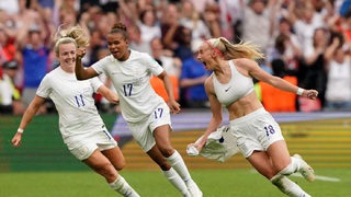 Nữ cầu thủ Anh gây sốt với màn cởi áo ăn mừng ở chung kết EURO 2022