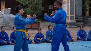 Patrice Evra sang Việt Nam ăn chả rươi, tập Vovinam, xem MU thắng Arsenal