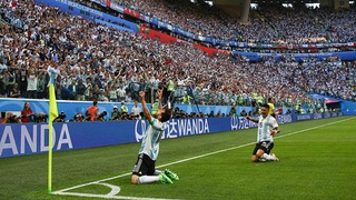 Argentina vào vòng 1/8: Để giữ lại những nụ cười Messi...