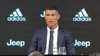 VIDEO: Bí quyết biến áo đấu Real Madrid của Ronaldo thành áo đấu Juventus trong vài phút