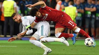 Salah vẫn phải băng bó vai, fan Liverpool lại nguyền rủa Sergio Ramos