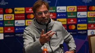 Klopp đáp trả Carragher về vấn đề trung vệ của Liverpool