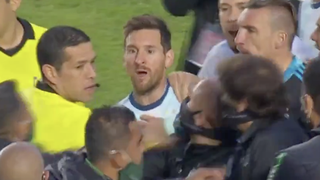 Messi tỏ thái độ miệt thị, gọi HLV Bolivia là 'gã hói'
