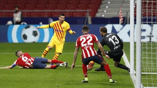 Atletico 1-0 Barcelona: Messi im tiếng, Barcelona lại thua, tụt xuống thứ 10 La Liga