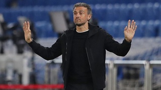 Luis Enrique gây sốc khi không biết Thụy Sĩ đá thiếu người trước Tây Ban Nha