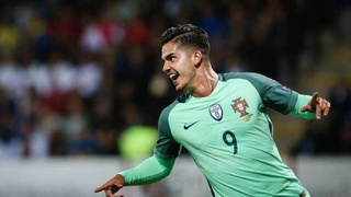 Tin bóng đá MU 18/4: Mua tiền đạo đồng hương Ronaldo, theo đuổi trung vệ Leicester