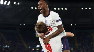 Sterling được ca ngợi 'gánh team' sau đường kiến tạo đẳng cấp cho Harry Kane