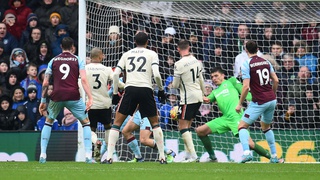 ĐIỂM NHẤN Burnley 0-1 Liverpool: Vẹn nguyên giấc mơ ‘ăn bốn’. Chìa khóa Arnold