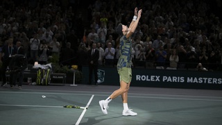 Djokovic thua tay vợt 19 tuổi ở chung kết Paris Masters 2022