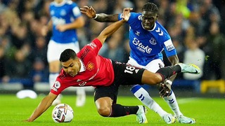 MU: Casemiro bị chê 'chưa sẵn sàng' khi mất bóng dẫn đến bàn thua trước Everton