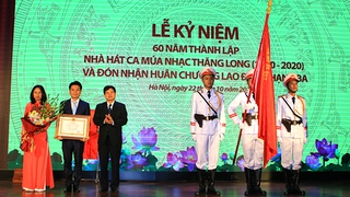 Hà Nội: Nhà hát Ca múa nhạc Thăng Long đón Huân chương Lao động hạng Ba