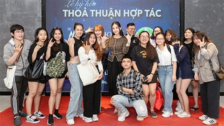 Lê Âu Ngân Anh thân thiết với các học trò