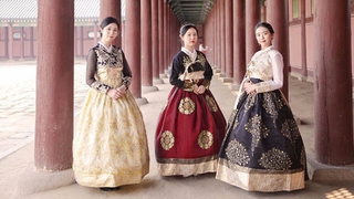 Ấn tượng những bộ Hanbok trong lòng thủy cung ở Hàn Quốc