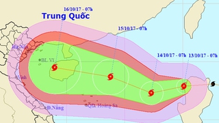 Bão số 11 suy yếu thành áp thấp nhiệt đới, biển miền Trung vẫn mưa lớn