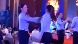 VIDEO: Bắt nhân viên tát thật lực vào mặt nhau trong tiệc liên hoan cuối năm