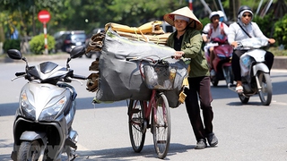 Chùm ảnh: Người lao động vất vả mưu sinh trong đợt nắng nóng cao điểm