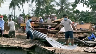 Mưa lớn kèm gió mạnh làm sập và tốc mái 75 căn nhà, một người tử vong