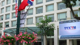 Những lẵng hoa treo trên cột đèn khiến Hà Nội cực ‘dễ thương’