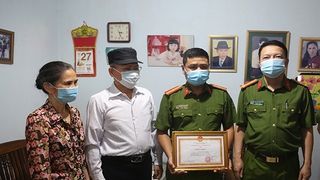 Khen thưởng Thiếu tá Công an dũng cảm cứu thai phụ có biểu hiện tự tử