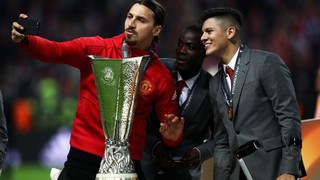 Ibrahimovic đến sân bằng xe điện, nhí nhảnh 'cướp show' chiến thắng của Man United