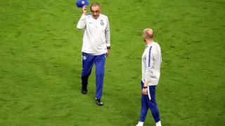 VIDEO: Luiz đánh cùi chỏ Higuain, HLV Sarri nổi điên ném mũ bỏ buổi tập