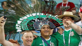 Nói dối vợ đi mua thuốc lá, CĐV Mexico trốn sang... Nga xem Confederations Cup