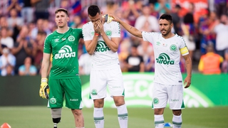 Xúc động hình ảnh thủ môn cụt chân của Chapecoense giao bóng trong trận đấu với Barcelona