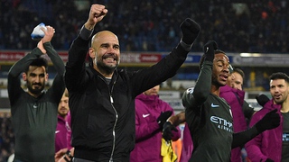 Sterling ghi bàn, Guardiola tận dụng cơ hội đá xoáy Wenger