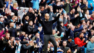 CĐV Man City tràn xuống sân chia vui với cầu thủ, Pep Guardiola nói gì?