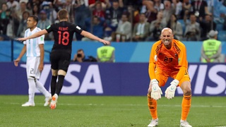 Hai đồng đội mắc lỗi ngớ ngẩn góp phần khiến Messi và Argentina thảm bại