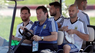 Sampaoli bị tước quyền lực, Messi và đồng đội tự chọn đội hình đá với Nigeria