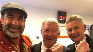 Sir Alex cùng Eric Cantona ‘đột kích’ phòng thay đồ M.U, Solskjaer sung sướng