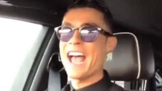 VIDEO: Ronaldo trổ tài hát nhép khiến fan thích thú