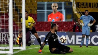 Chết cười với cú panenka thảm họa khiến cầu thủ bị đuổi việc